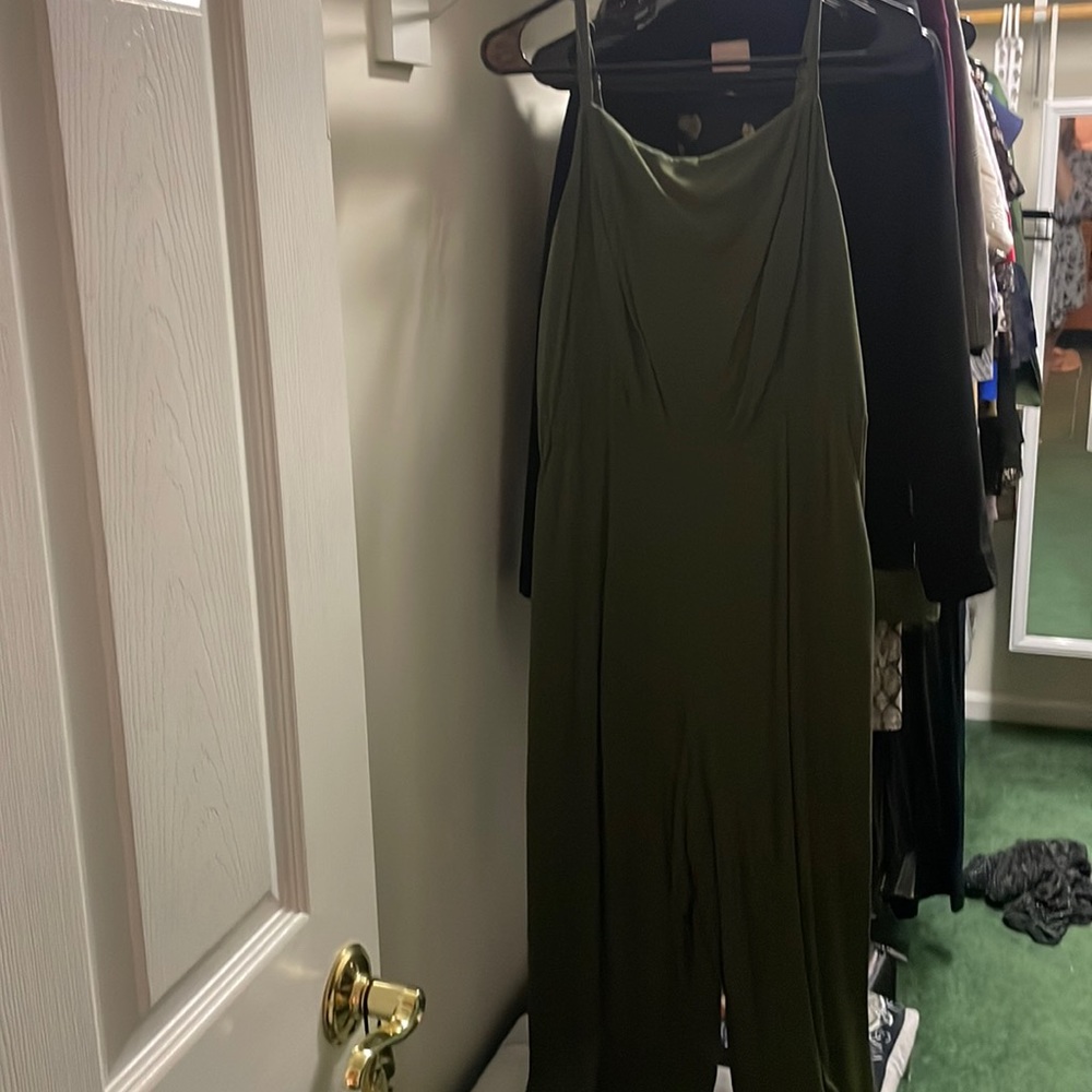 Olive jumpsuit with pockets from old navy. Size large. Also available in black